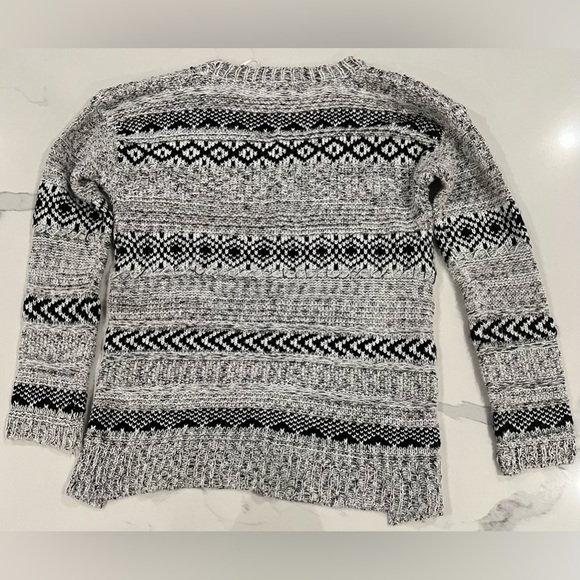 NWOT Romeo and Juliet Couture Black and Gray Southwest Print Sweater Size Large - Picture 3 of 5